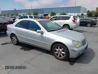 2003 Mercedes-Benz C 320 z VIN WDBRF64J73F357672, wystawiony jako IAAI lot #42470990 z przebiegiem 181 854 mil mil oraz . Historia ofert i sprzedaży dostępna na DreamBid. Obrazek 1.