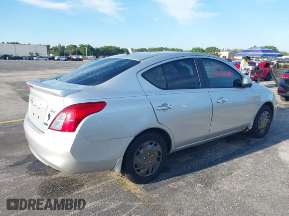 2013 Nissan Versa S Plus z VIN 3N1CN7APXDL851298, wystawiony jako IAAI lot #41900002 z przebiegiem 45 675 mil mil oraz . Historia ofert i sprzedaży dostępna na DreamBid. Obrazek 4.