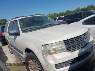 2008 Lincoln Navigator with VIN 5LMFU285X8LJ20420, listed as a IAAI auction lot 41906383 with 271,081 mi miles. Bid and sale history available at carsss.com. Image 1.