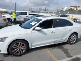 2018 Volkswagen Passat SE z VIN 1VWBA7A33JC031098, wystawiony jako IAAI lot #41915976 z przebiegiem 147 454 mil mil oraz . Historia ofert i sprzedaży dostępna na DreamBid. Obrazek 6.