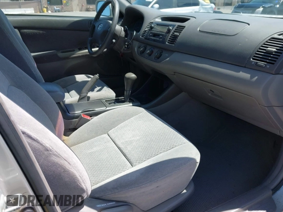 2003 Toyota Camry LE z VIN 4T1BF30K93U555189, wystawiony jako IAAI lot #42086826 z przebiegiem 120 840 mil mil oraz . Historia ofert i sprzedaży dostępna na DreamBid. Obrazek 5.