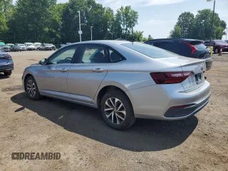 2024 Volkswagen Jetta S z VIN 3VW5M7BU0RM056871, wystawiony jako Copart lot #66462825 z przebiegiem 25 890 mil mil oraz Czysty tytuł • Clean title. Historia ofert i sprzedaży dostępna na DreamBid. Obrazek 2.