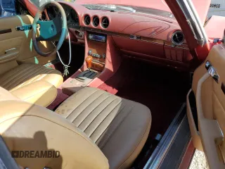 1982 Mercedes-Benz 380 SL z VIN WDBBA45AXCB011223, wystawiony jako Copart lot #58532965 z przebiegiem 270 052 mil mil oraz Tytuł czysty. Historia ofert i sprzedaży dostępna na DreamBid. Obrazek 8.