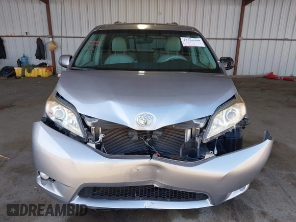 2013 Toyota Sienna XLE AAS z VIN 5TDYK3DC9DS305552, wystawiony jako IAAI lot #42386940 z przebiegiem 64 823 mil mil oraz . Historia ofert i sprzedaży dostępna na DreamBid. Obrazek 6.