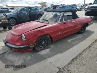 1988 Alfa Romeo Spider Graduate z VIN ZARBA5645J1062539, wystawiony jako Copart lot #75542014 z przebiegiem Nie podano mil oraz Szkody całkowita. Historia ofert i sprzedaży dostępna na DreamBid. Obrazek 1.