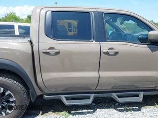 2023 Nissan Frontier Pro-4X z VIN 1N6ED1EK1PN602636, wystawiony jako IAAI lot #42018405 z przebiegiem 58 012 mil mil oraz . Historia ofert i sprzedaży dostępna na DreamBid. Obrazek 13.