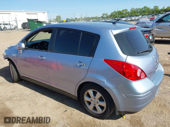 2009 Nissan Versa S z VIN 3N1BC13E29L404742, wystawiony jako IAAI lot #42394095 z przebiegiem 183 334 mil mil oraz . Historia ofert i sprzedaży dostępna na DreamBid. Obrazek 3.