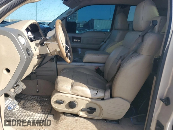 2006 Ford F-150 XL z VIN 1FTPX12V76KD62803, wystawiony jako Copart lot #61134105 z przebiegiem 214 290 mil mil oraz Szkoda całkowita • Salvage title. Historia ofert i sprzedaży dostępna na DreamBid. Obrazek 7.
