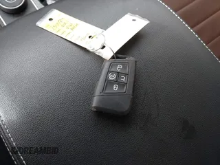 2021 Volkswagen Atlas SEL Premium z VIN 1V2TR2CA2MC588943, wystawiony jako IAAI lot #41558964 z przebiegiem 62 182 mil mil oraz . Historia ofert i sprzedaży dostępna na DreamBid. Obrazek 11.