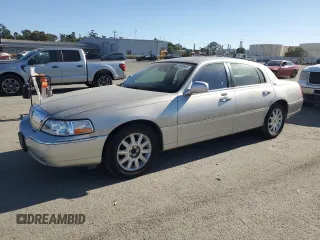 2006 Lincoln Town Car Signature Limited z VIN 1LNHM82W66Y650111, wystawiony jako Copart lot #56553695 z przebiegiem 184 625 mil mil oraz Tytuł czysty. Historia ofert i sprzedaży dostępna na DreamBid. Obrazek 1.