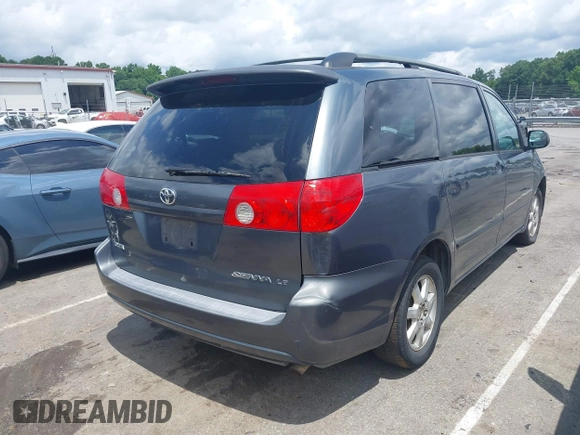 2006 Toyota Sienna CE z VIN 5TDZA23C06S451389, wystawiony jako IAAI lot #42513188 z przebiegiem 295 314 mil mil oraz . Historia ofert i sprzedaży dostępna na DreamBid. Obrazek 4.