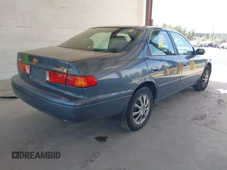 2000 Toyota Camry CE z VIN JT2BG22KXY0406984, wystawiony jako IAAI lot #42344436 z przebiegiem 234 729 mil mil oraz . Historia ofert i sprzedaży dostępna na DreamBid. Obrazek 4.