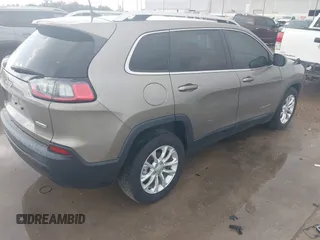2019 Jeep Cherokee Latitude z VIN 1C4PJLCB5KD358412, wystawiony jako IAAI lot #42506197 z przebiegiem 83 160 mil mil oraz . Historia ofert i sprzedaży dostępna na DreamBid. Obrazek 4.