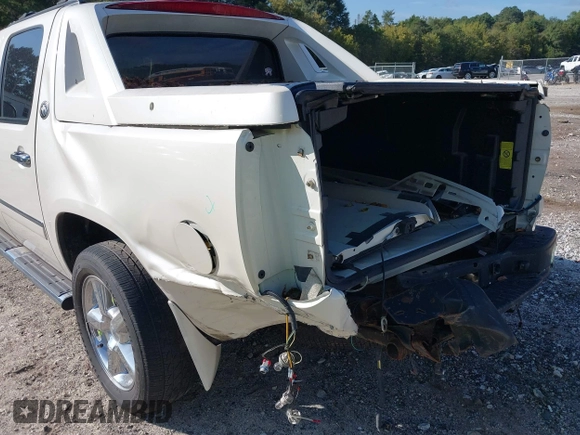 2013 Chevrolet Avalanche LTZ with VIN 3GNTKGE73DG377940, listed as a IAAI auction lot 40379669 with 91,815 mi miles. Bid and sale history available at carsss.com. Image 6.