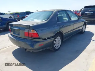 1996 Honda Accord LX with VIN 1HGCD5633TA286104, listed as a IAAI auction lot 42004112 with 186,586 mi miles and . Bid and sale history available at carsss.com. Image 4.