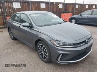 2025 Volkswagen Jetta SE z VIN 3VWEX7BU2SM025649, wystawiony jako IAAI lot #42860297 z przebiegiem 11 594 mil mil oraz . Historia ofert i sprzedaży dostępna na DreamBid. Obrazek 1.