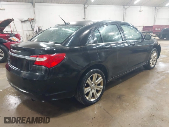 2013 Chrysler 200 Touring z VIN 1C3CCBBB3DN539112, wystawiony jako IAAI lot #42244535 z przebiegiem 235 413 mil mil oraz . Historia ofert i sprzedaży dostępna na DreamBid. Obrazek 4.