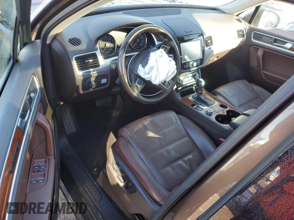 2013 Volkswagen Touareg Sport с VIN WVGEP9BP5DD003924, выставлен на аукционе Copart как лот 83310484 с пробегом Не указан миль и Списание • Salvage title. История ставок и продаж доступна на DreamBid. Изображение 8.