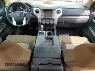 2017 Toyota Tundra SR z VIN 5TFUW5F1XHX630768, wystawiony jako Copart lot #53498545 z przebiegiem 101 323 mil mil oraz Szkoda całkowita • Salvage title. Historia ofert i sprzedaży dostępna na DreamBid. Obrazek 8.