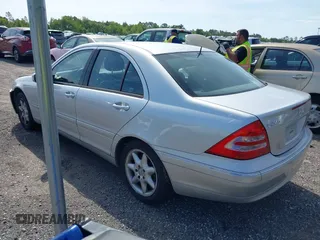 2001 Mercedes-Benz C 230/260/280/320 z VIN WDBRF61J21F090703, wystawiony jako IAAI lot #39143746 z przebiegiem 123 812 mil mil oraz . Historia ofert i sprzedaży dostępna na DreamBid. Obrazek 3.