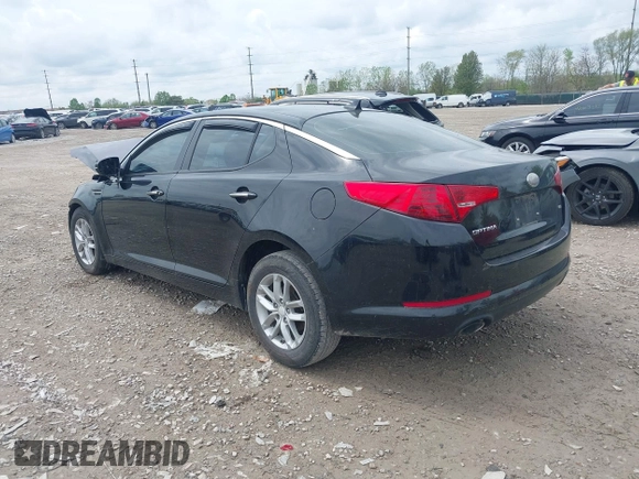 2013 Kia Optima LX z VIN 5XXGM4A71DG237574, wystawiony jako IAAI lot #42128874 z przebiegiem 127 114 mil mil oraz . Historia ofert i sprzedaży dostępna na DreamBid. Obrazek 3.