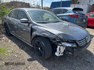 2015 Volkswagen Passat SE z VIN 1VWBV7A38FC025826, wystawiony jako IAAI lot #42108113 z przebiegiem 139 459 mil mil oraz . Historia ofert i sprzedaży dostępna na DreamBid. Obrazek 6.
