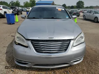 2013 Chrysler 200 Touring z VIN 1C3CCBBG8DN528490, wystawiony jako Copart lot #53862035 z przebiegiem 187 812 mil mil oraz Szkoda całkowita • Salvage title. Historia ofert i sprzedaży dostępna na DreamBid. Obrazek 5.