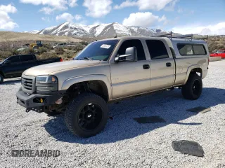 2005 GMC Sierra 2500HD SLE z VIN 1GTHK232X5F952501, wystawiony jako Copart lot #50838405 z przebiegiem 278 865 mil mil oraz Szkoda całkowita • Salvage title. Historia ofert i sprzedaży dostępna na DreamBid. Obrazek 1.