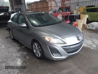 2011 Mazda 3 S Grand Touring z VIN JM1BL1M57B1423280, wystawiony jako IAAI lot #42359790 z przebiegiem 245 938 mil mil oraz . Historia ofert i sprzedaży dostępna na DreamBid. Obrazek 1.