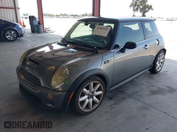2004 MINI Hardtop S z VIN WMWRE33474TD80161, wystawiony jako IAAI lot #42585952 z przebiegiem 132 158 mil mil oraz . Historia ofert i sprzedaży dostępna na DreamBid. Obrazek 2.