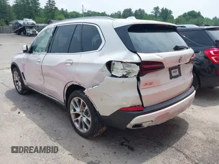 2024 BMW X5 xDrive40i z VIN 5UX23EU07R9S40743, wystawiony jako IAAI lot #40135118 z przebiegiem 303 mil mil oraz . Historia ofert i sprzedaży dostępna na DreamBid. Obrazek 3.