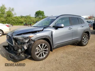 2023 Toyota Corolla Cross XLE z VIN 7MUDAAAG9PV054782, wystawiony jako Copart lot #60633015 z przebiegiem 12 003 mil mil oraz Szkoda całkowita • Salvage title. Historia ofert i sprzedaży dostępna na DreamBid. Obrazek 1.