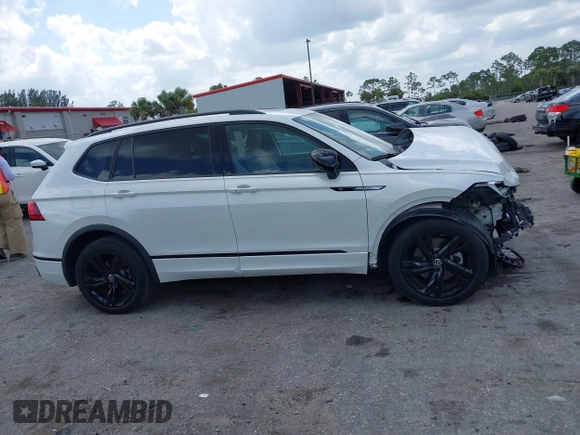 2024 Volkswagen Tiguan SE R-Line Black z VIN 3VVCB7AX1RM037369, wystawiony jako IAAI lot #41911287 z przebiegiem 16 458 mil mil oraz . Historia ofert i sprzedaży dostępna na DreamBid. Obrazek 13.