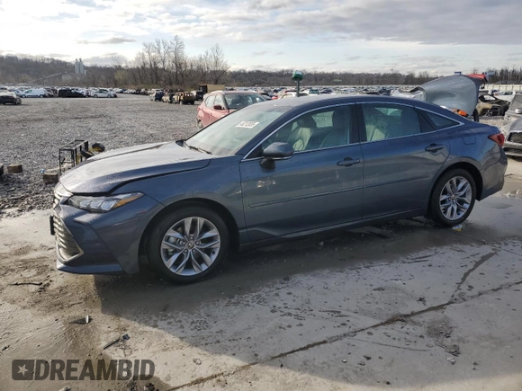 2021 Toyota Avalon XLE z VIN 4T1JZ1FBXMU057308, wystawiony jako Copart lot #49212655 z przebiegiem 47 844 mil mil oraz Szkoda całkowita • Salvage title. Historia ofert i sprzedaży dostępna na DreamBid. Obrazek 1.
