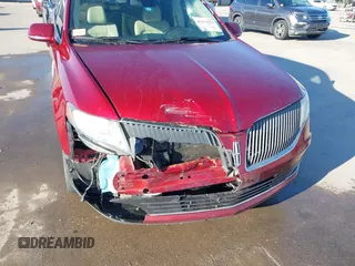 2014 Lincoln MKT EcoBoost z VIN 2LMHJ5AT1EBL50796, wystawiony jako IAAI lot #41371551 z przebiegiem 163 932 mil mil oraz . Historia ofert i sprzedaży dostępna na DreamBid. Obrazek 6.