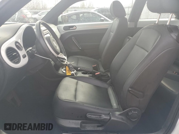 2014 Volkswagen Beetle 1.8T z VIN 3VWJ17AT1EM663680, wystawiony jako Copart lot #48163255 z przebiegiem 67 809 mil mil oraz Szkoda całkowita • Salvage title. Historia ofert i sprzedaży dostępna na DreamBid. Obrazek 7.