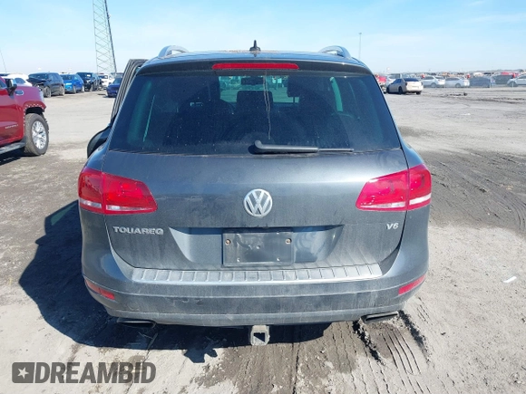 2013 Volkswagen Touareg Exec z VIN WVGEF9BP9DD011799, wystawiony jako IAAI lot #41615162 z przebiegiem 137 054 mil mil oraz . Historia ofert i sprzedaży dostępna na DreamBid. Obrazek 16.