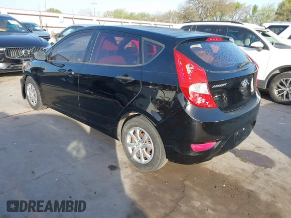 2013 Hyundai Accent GS z VIN KMHCT5AE7DU083304, wystawiony jako IAAI lot #41847588 z przebiegiem 133 971 mil mil oraz . Historia ofert i sprzedaży dostępna na DreamBid. Obrazek 3.