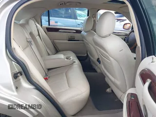 2005 Lincoln Town Car Signature Limited z VIN 1LNHM82W85Y609428, wystawiony jako IAAI lot #42450117 z przebiegiem 95 319 mil mil oraz . Historia ofert i sprzedaży dostępna na DreamBid. Obrazek 8.