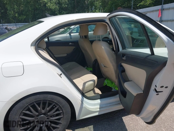 2014 Volkswagen Jetta SE with VIN 3VWD07AJ8EM296243, listed as a IAAI auction lot 42754554 with 149,717 mi miles and . Bid and sale history available at DreamBid. Image 8.