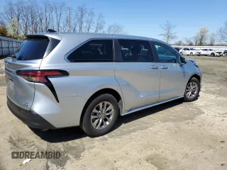 2021 Toyota Sienna LE z VIN 5TDKRKEC3MS023188, wystawiony jako Copart lot #51326975 z przebiegiem Nie podano mil oraz Szkody całkowita. Historia ofert i sprzedaży dostępna na DreamBid. Obrazek 3.