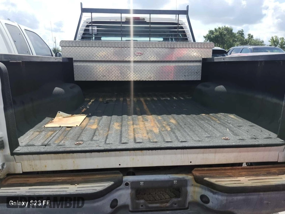 2005 Ford F-250 XL z VIN 1FTNX20585EB69766, wystawiony jako IAAI lot #42469690 z przebiegiem 151 197 mil mil oraz . Historia ofert i sprzedaży dostępna na DreamBid. Obrazek 6.