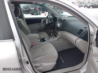 2013 Toyota Highlander with VIN 5TDBK3EH0DS255530, listed as a IAAI auction lot 41420527 with 118,810 mi miles. Bid and sale history available at carsss.com. Image 5.