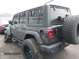 2020 Jeep Wrangler Unlimited Sport z VIN 1C4HJXDN3LW164701, wystawiony jako IAAI lot #41200437 z przebiegiem 102 272 mil mil oraz . Historia ofert i sprzedaży dostępna na DreamBid. Obrazek 3.