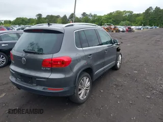 2015 Volkswagen Tiguan S z VIN WVGAV7AX6FW567468, wystawiony jako IAAI lot #42330317 z przebiegiem 143 984 mil mil oraz . Historia ofert i sprzedaży dostępna na DreamBid. Obrazek 4.