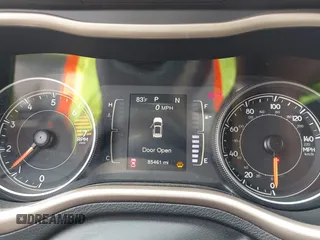 2017 Jeep Cherokee Latitude z VIN 1C4PJLCB6HW542030, wystawiony jako IAAI lot #42306511 z przebiegiem 85 461 mil mil oraz . Historia ofert i sprzedaży dostępna na DreamBid. Obrazek 7.