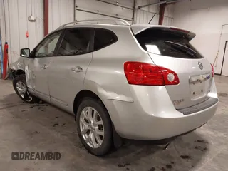 2011 Nissan Rogue SV z VIN JN8AS5MV2BW252693, wystawiony jako IAAI lot #42217693 z przebiegiem 154 278 mil mil oraz . Historia ofert i sprzedaży dostępna na DreamBid. Obrazek 3.