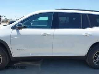 2025 GMC Acadia AWD Elevation z VIN 1GKENNRS9SJ216827, wystawiony jako IAAI lot #42408304 z przebiegiem 6 359 mil mil oraz . Historia ofert i sprzedaży dostępna na DreamBid. Obrazek 15.