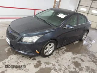 2014 Chevrolet Cruze 1LT z VIN 1G1PC5SB6E7178357, wystawiony jako IAAI lot #41724931 z przebiegiem 122 786 mil mil oraz . Historia ofert i sprzedaży dostępna na DreamBid. Obrazek 2.