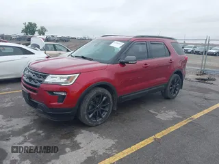 2019 Ford Explorer XLT z VIN 1FM5K8D80KGA41393, wystawiony jako IAAI lot #42287545 z przebiegiem 72 162 mil mil oraz . Historia ofert i sprzedaży dostępna na DreamBid. Obrazek 2.